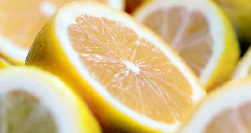 Take advantage of lemon juice for removing dark circle 